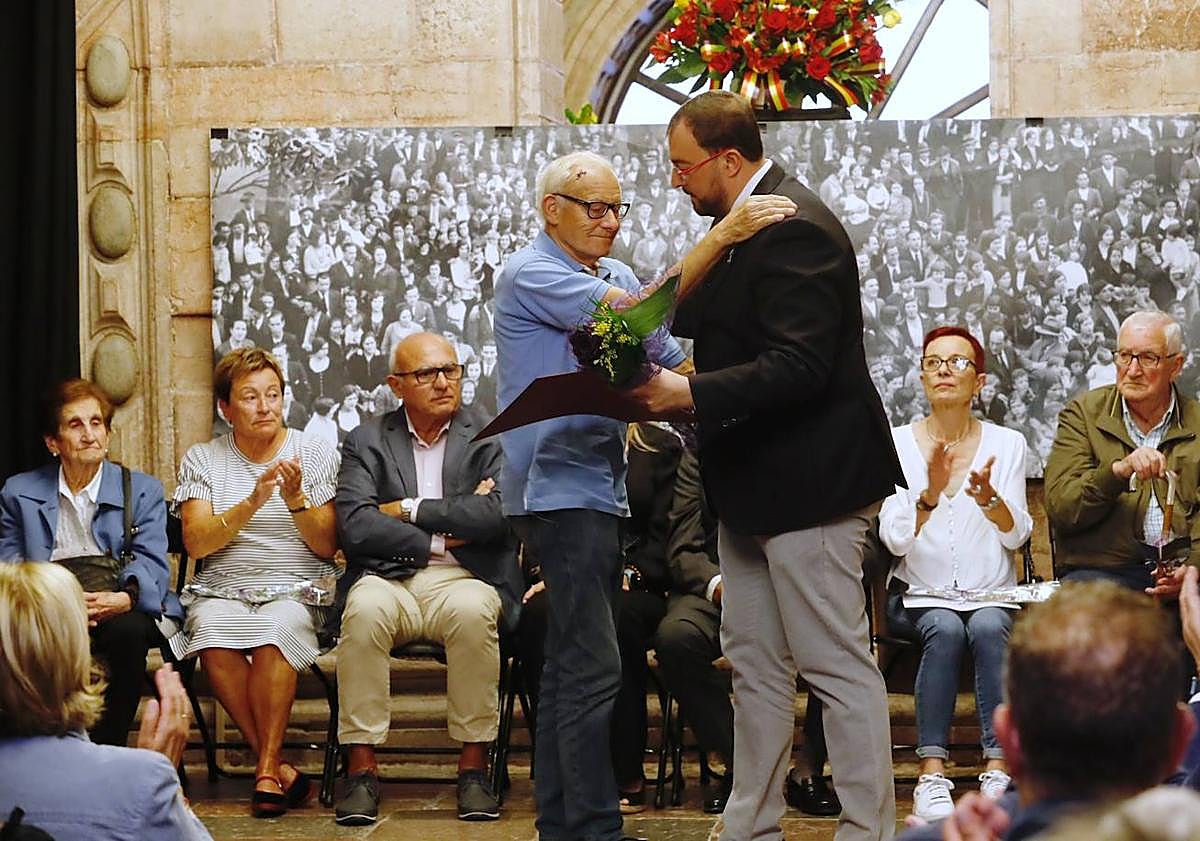 Imagen principal - Entrega de los diplomas a los represaliados durante la Guerra Civil y la Dictadura.