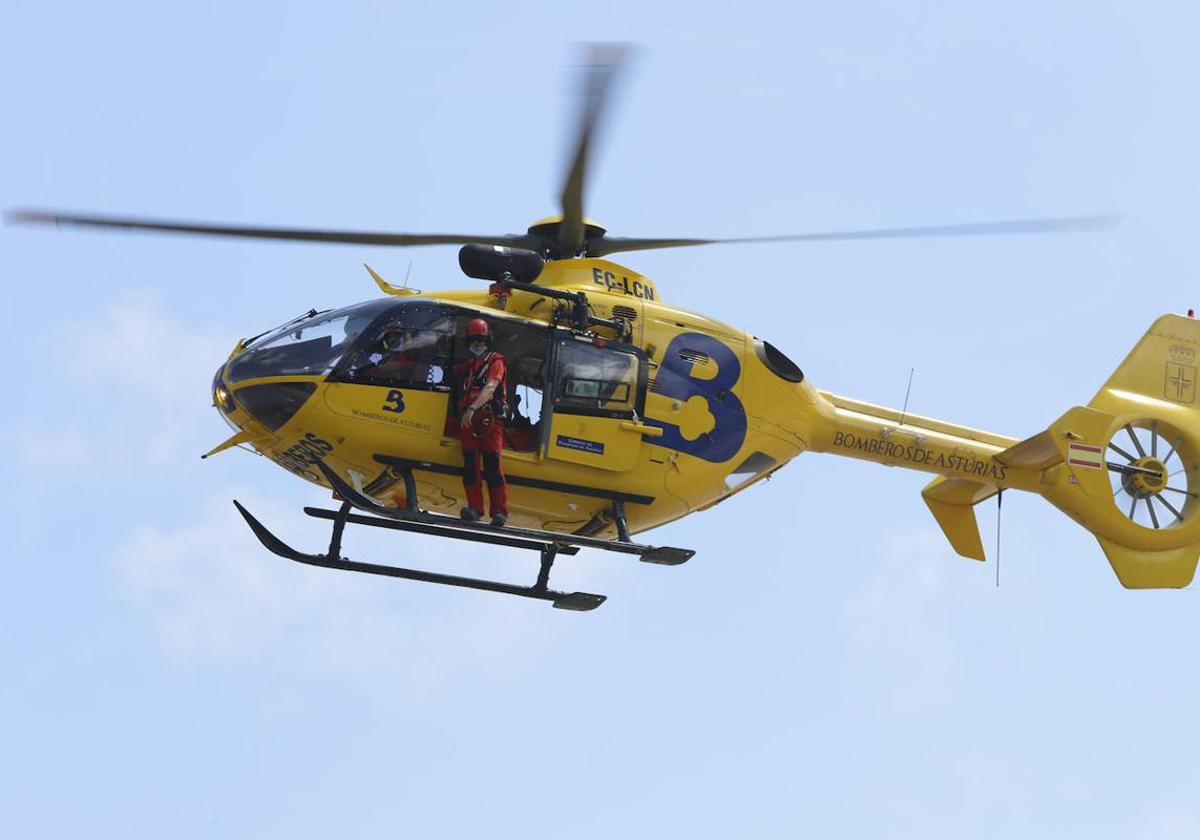 Rescatan en helicóptero a un hombre que cayó desde seis metros de altura en Morcín