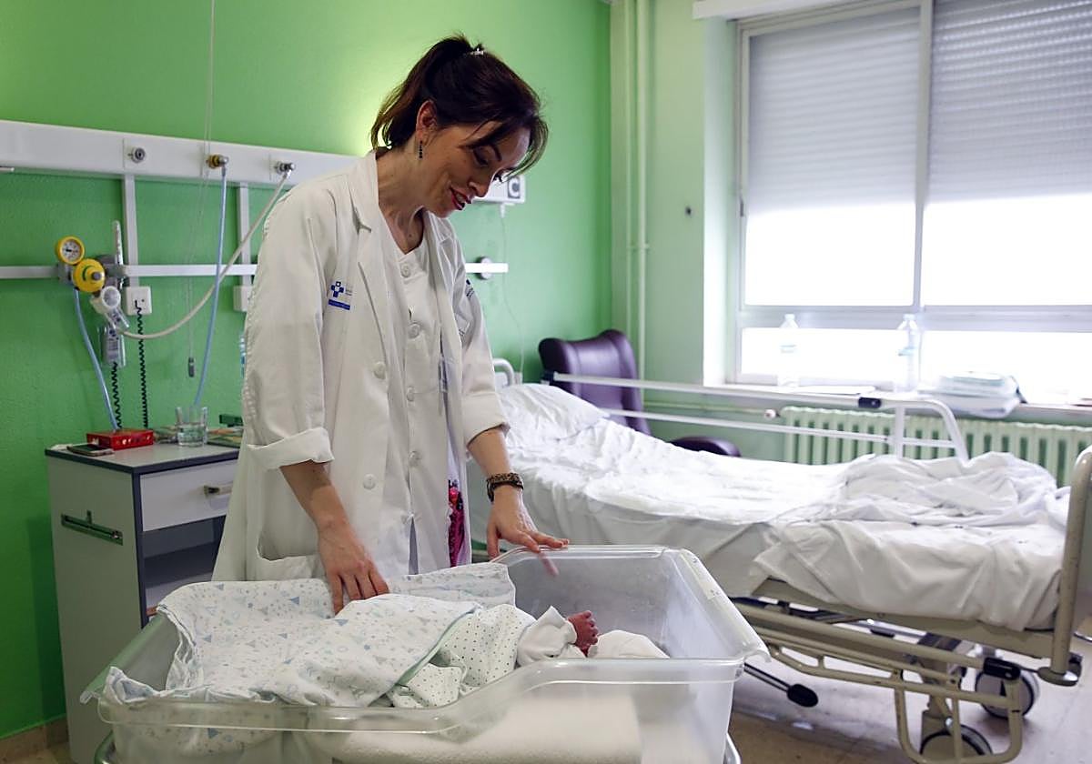 Un bebé recién nacido, en el área de maternidad del Hospital de Cabueñes.