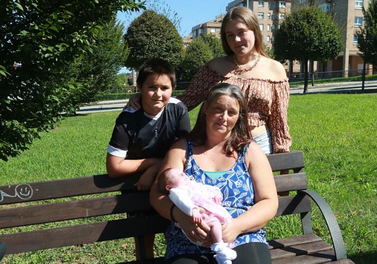 Mari Cruz Roza, con sus hijos Alba y Alan, y la pequeña Mía en brazos.