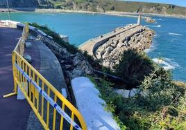 El muro de la carretera al faro de Luarca se desprendió naturalmente.