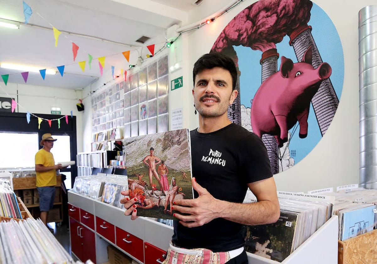 Rodrigo Cuevas posa con su nuevo álbum, 'Manual de romería'.