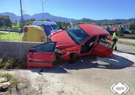 El coche impacta contra la barrera de la vía a la altura de Nava.