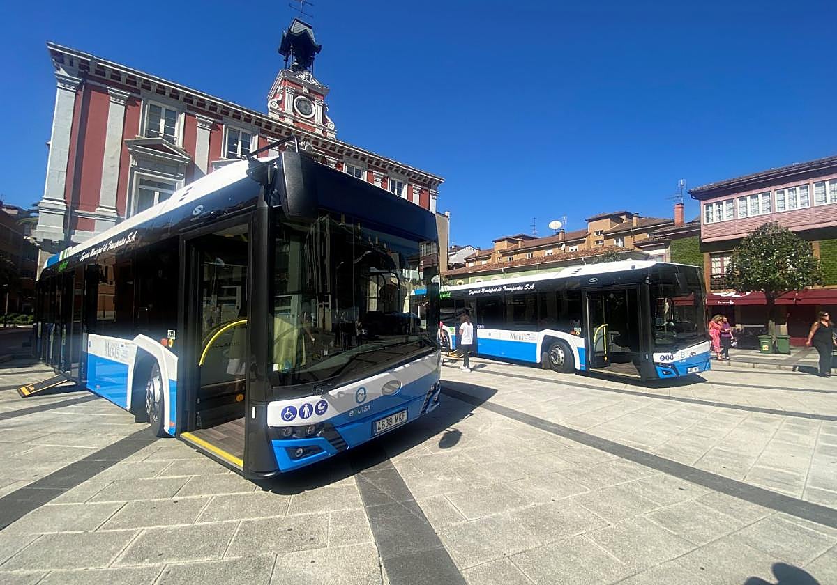 Los dos nuevos autobuses de Emutsa, que son híbridos.
