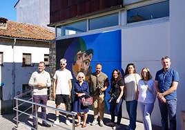 El mural fue inaugurado ayer por miembros del ayuntamiento, familiares y la asociación El Buxu.