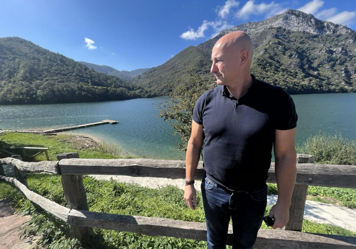 Miguel Ángel Gallo junto al acceso a los pantalanes del embalse de Tanes, ayer.