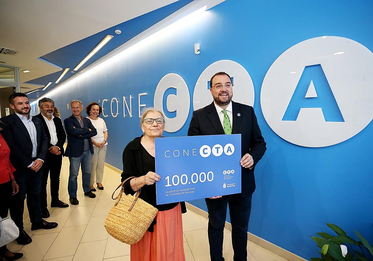 Barbón hace entrega a Marta López de la tarjeta 100.000 del plan Conecta, puesto en marcha hace cinco meses por el Consorcio de Transportes.