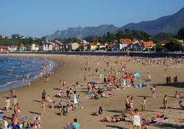 La playa de Santa Marina en una jornada de este verano, cerrado con elevada afluencia en Ribadesella.