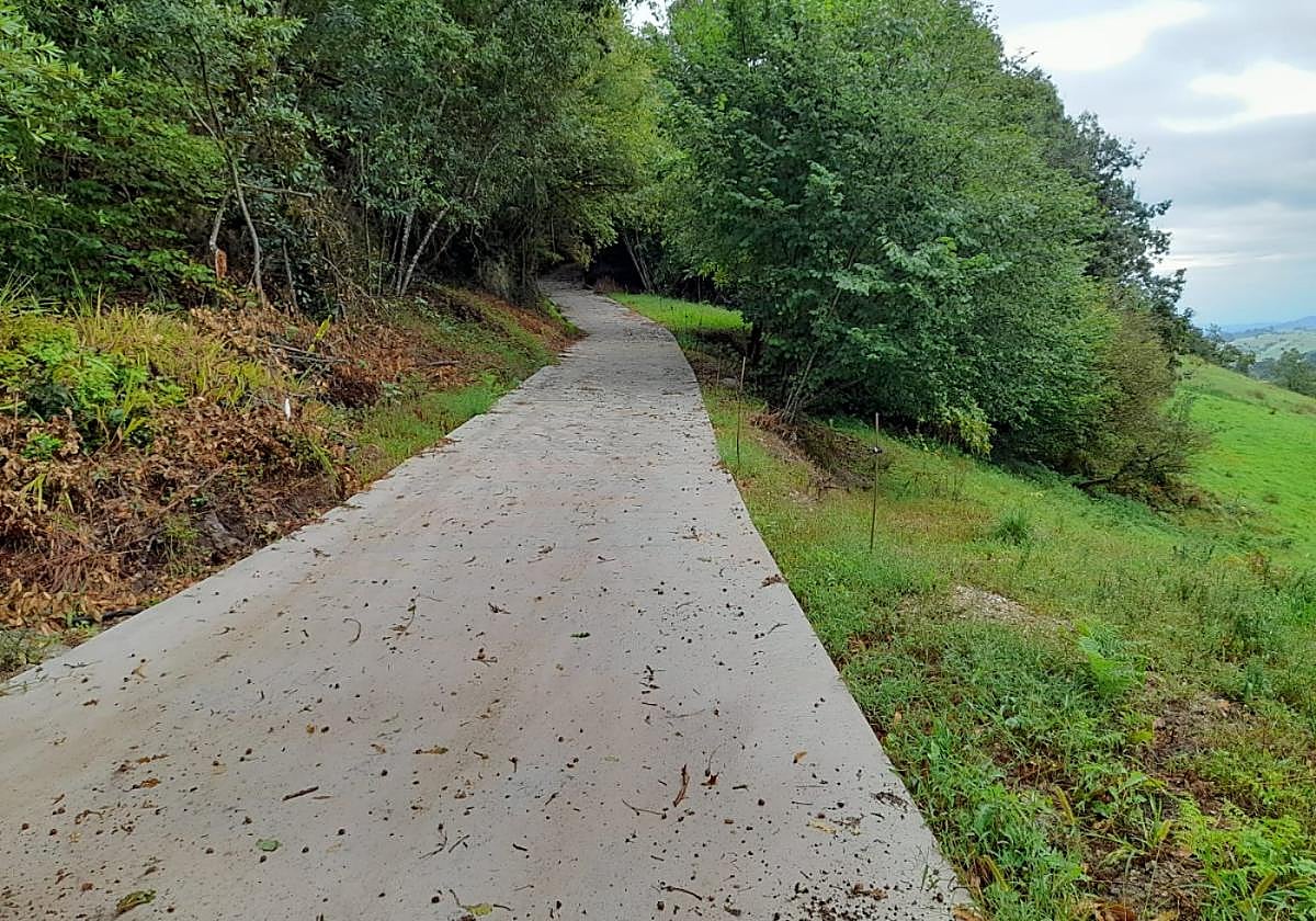 El camino del depósito a la capilla de Pie de la Sierra, ya hormigonado.