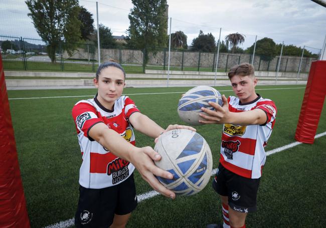 Carlota Caicoya y Álvaro Garrido, en el campo de la Laboral.