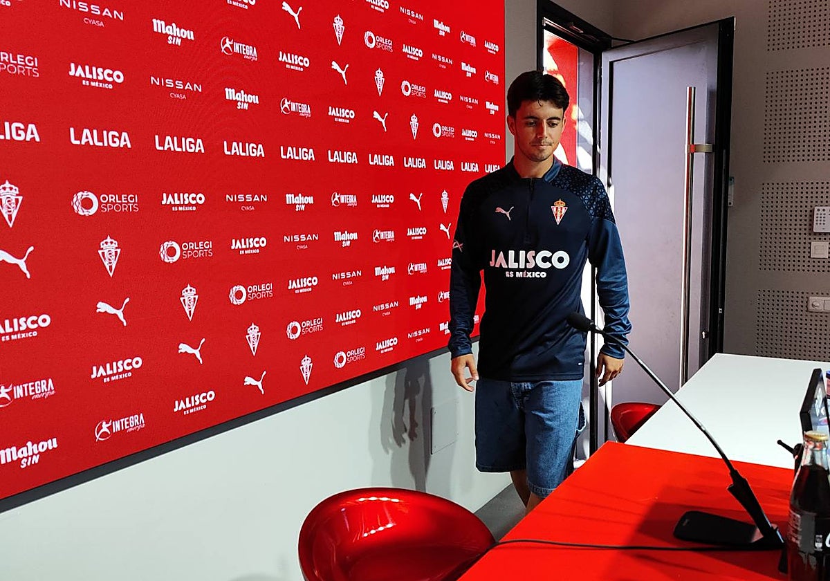 Dani Queipo, este mediodía, a su llegada a la sala de prensa de Mareo.