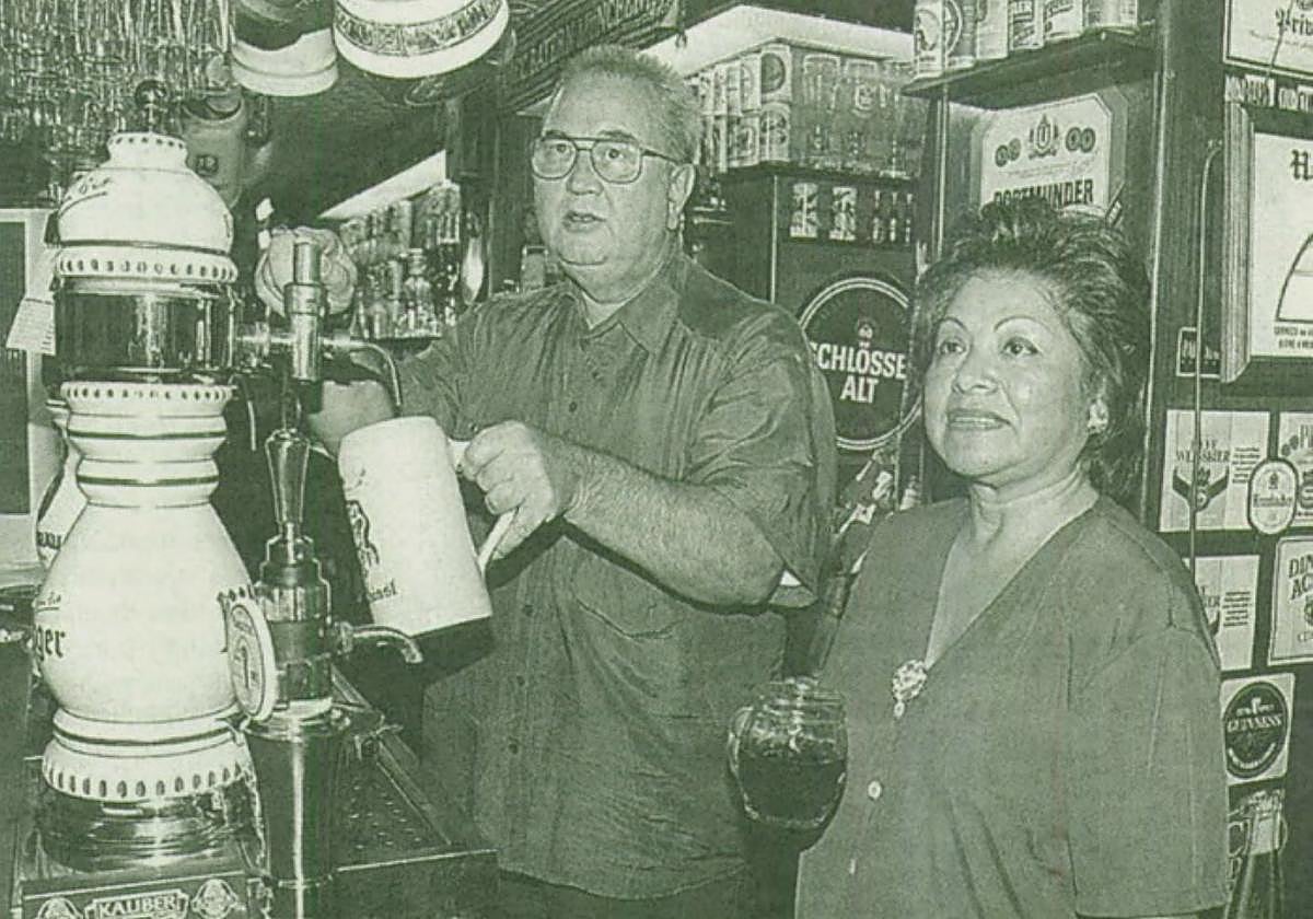 Ingo Moldenhauer y su esposa, al frente de la Cervecería Alemana.