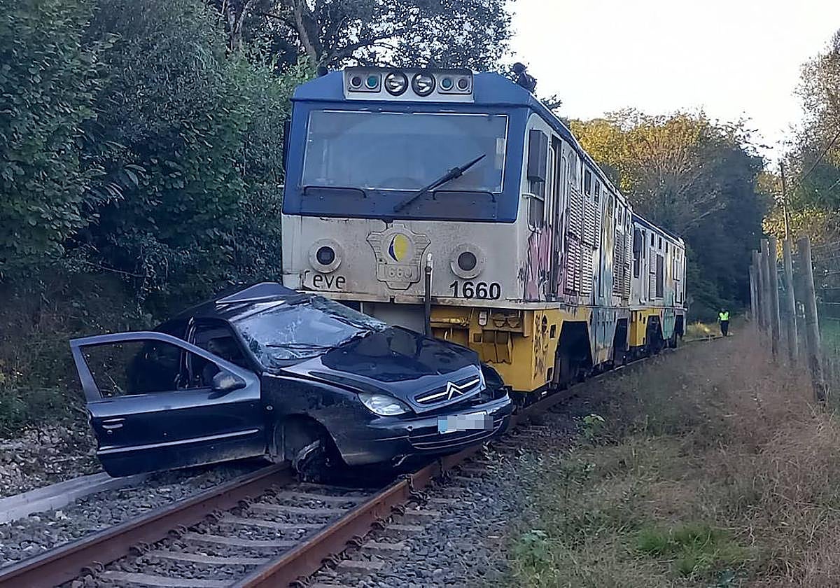 El vehículo arrollado en las vías