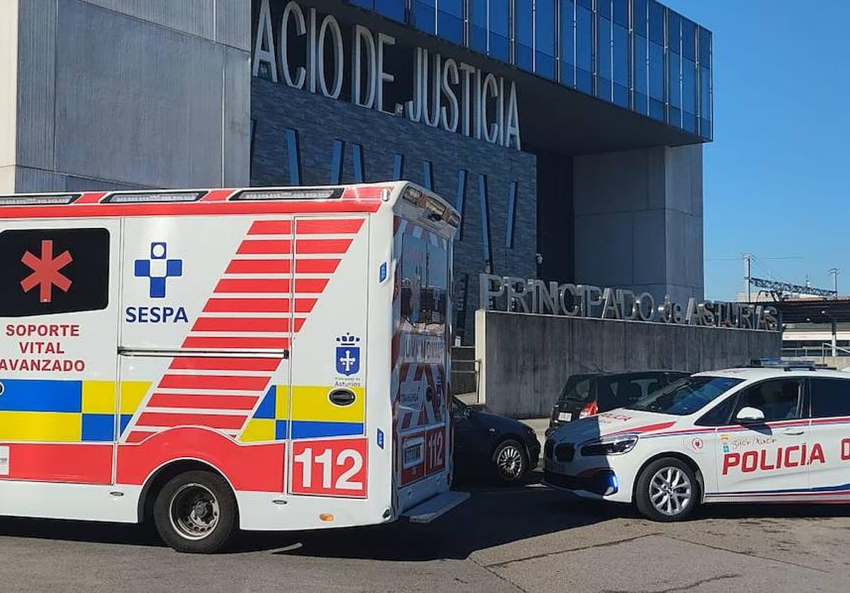 Una ambulancia y Policía Local, se desplazaron hasta los juzgados de Gijón.