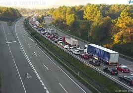 Cinco horas de retenciones kilométricas en la 'Y' por las obras del tercer carril