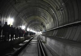 Bomberos y guardias civiles del GRS se coordinaron para entrar en el túnel.