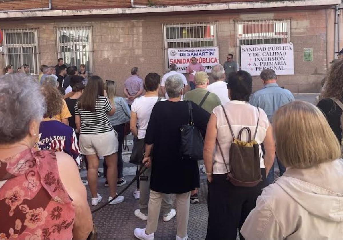 Los vecinos de San Martín, ayer, en una protesta para pedir que se reinicien las obras del nuevo centro de salud de Sotrondio.