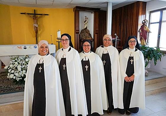 Las hermanas Fabiola, Romilda, Thaiane, Francieli y Aretuza, carmelitas mensajeras del Espíritu Santo, en el Hogar Beceña González.