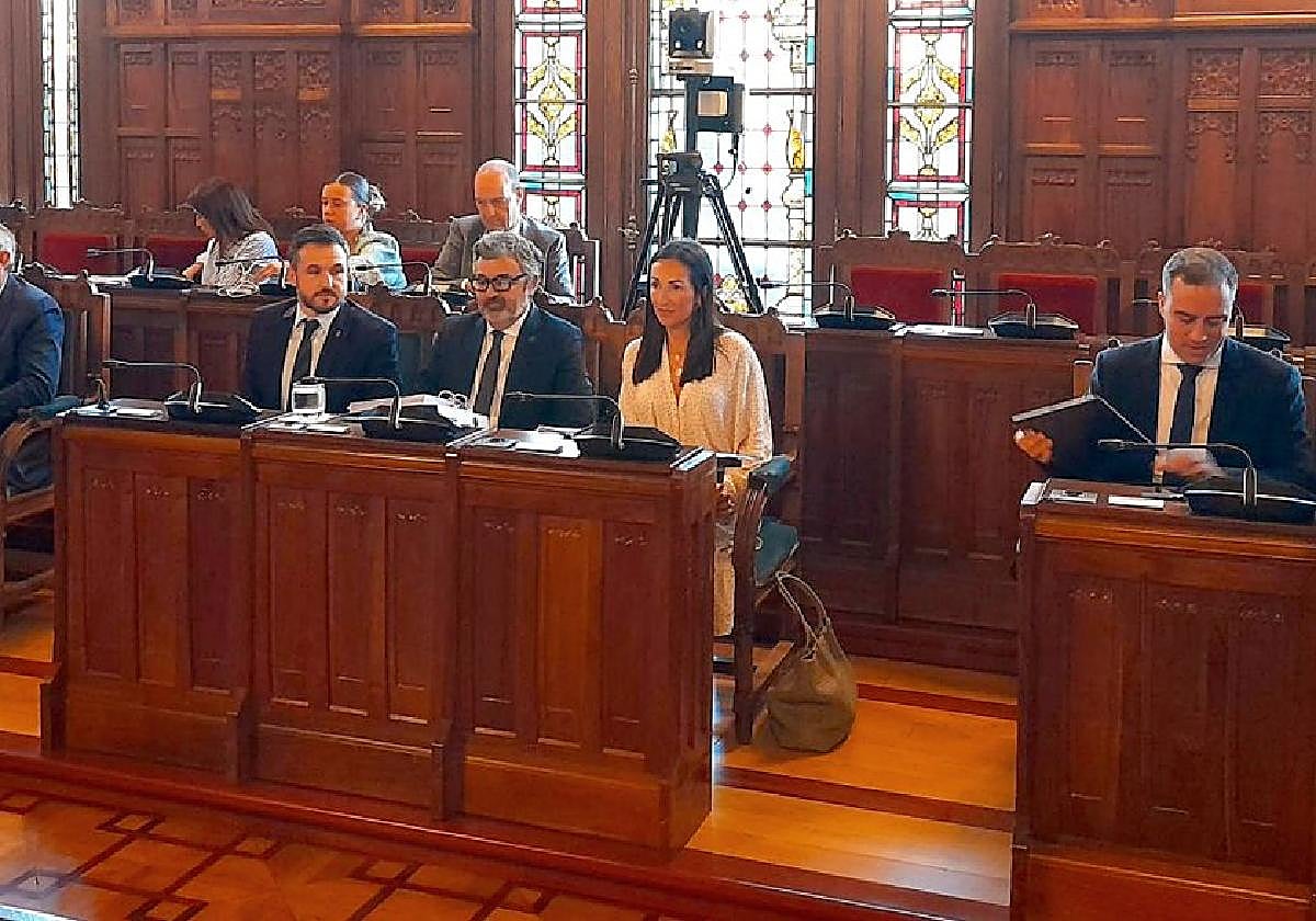 La directora general de Transportes, Arantza Fernández; el director general de Infraestructuras, Manuel Calvo; el viceconsejero de Infraestructuras y Movilidad, Jorge García; el consejero de Fomento, Alejandro Calvo y la secretaria general técnica de la consejería, Eva Fueyo.