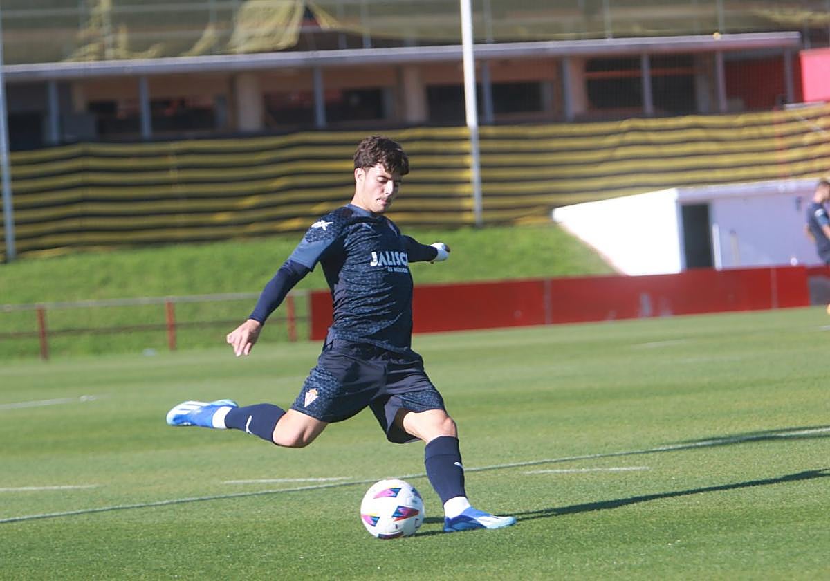 Queipo, ayer, ensayando el disparo a puerta.