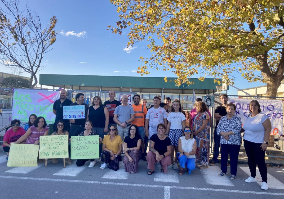 Padres y madres de alumnos, ayer, frente al colegio Ramón Muñoz.