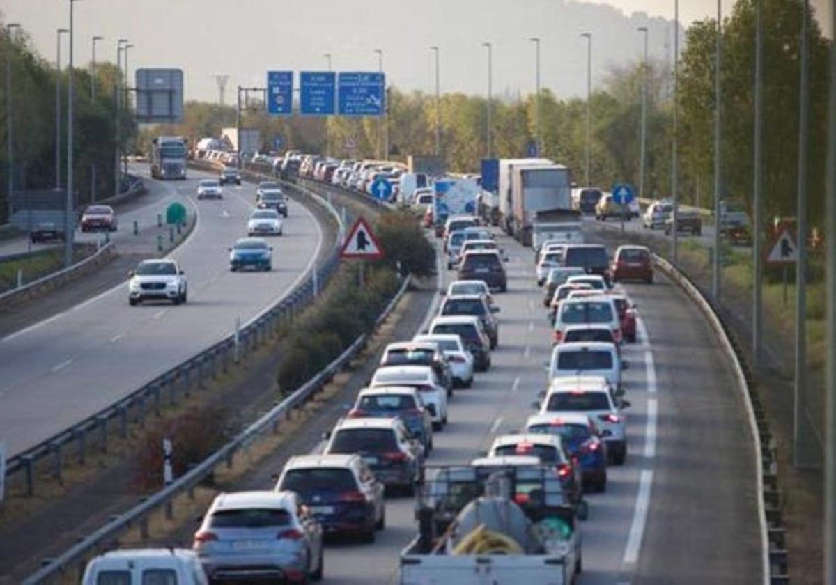 El tráfico, ya afectado por las obras, se ralentizó ayer por la mañana a causa de un siniestro sin víctimas.