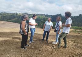 Gerardo Sanz visita los trabajos de creación de pastizal en el monte de Carbonio.