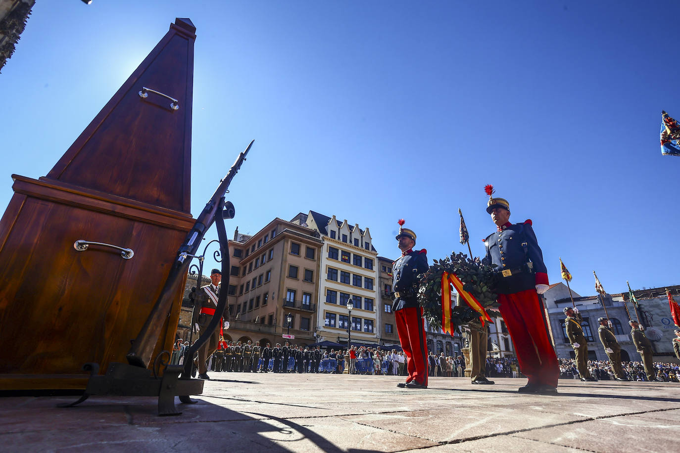 Multitudinaria jura de bandera en Oviedo