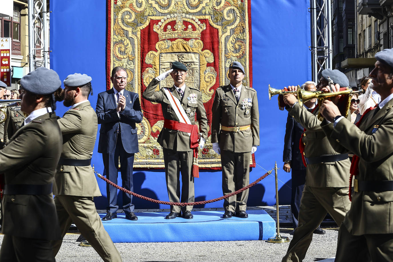 Multitudinaria jura de bandera en Oviedo