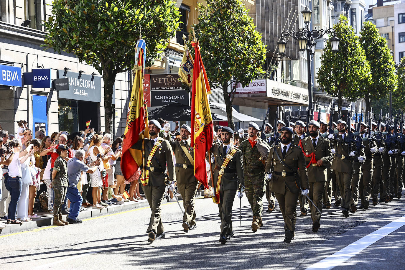 Multitudinaria jura de bandera en Oviedo