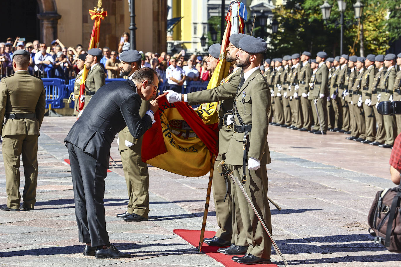 Multitudinaria jura de bandera en Oviedo