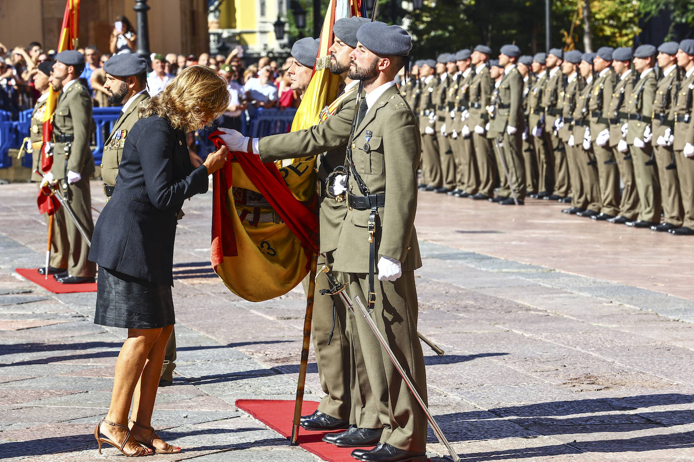 Multitudinaria jura de bandera en Oviedo