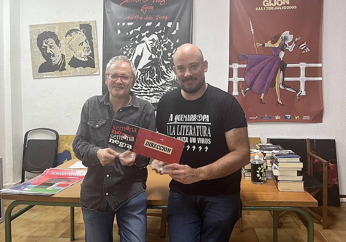 Ángel de la Calle le pasa el testigo al escritor Miguel Barrero, quien asume la dirección de la Semana Negra de Gijón.