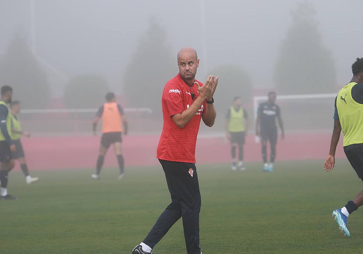 La niebla, protagonista del entrenamiento del Sporting