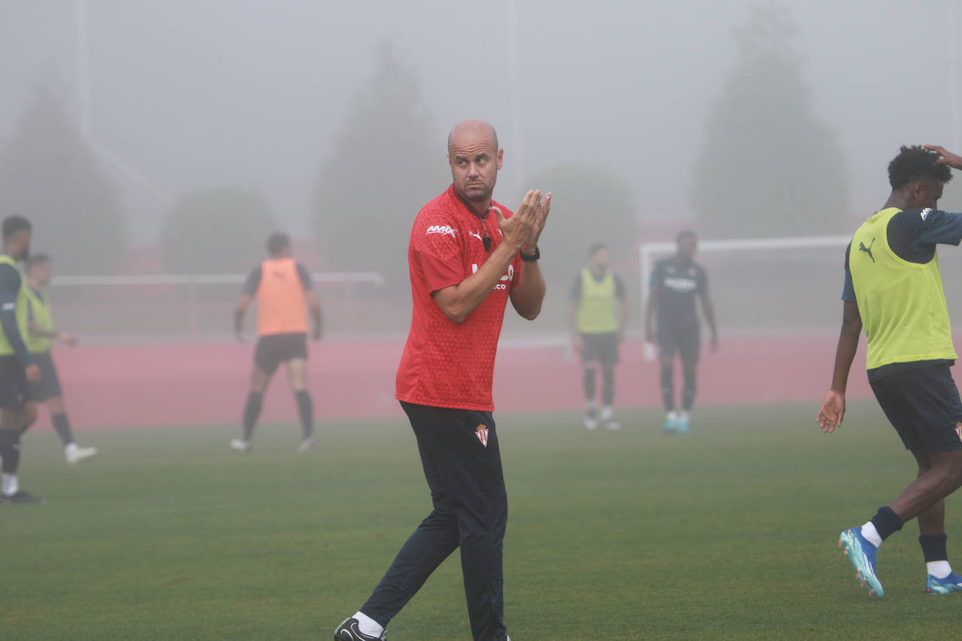 La niebla, protagonista del entrenamiento del Sporting