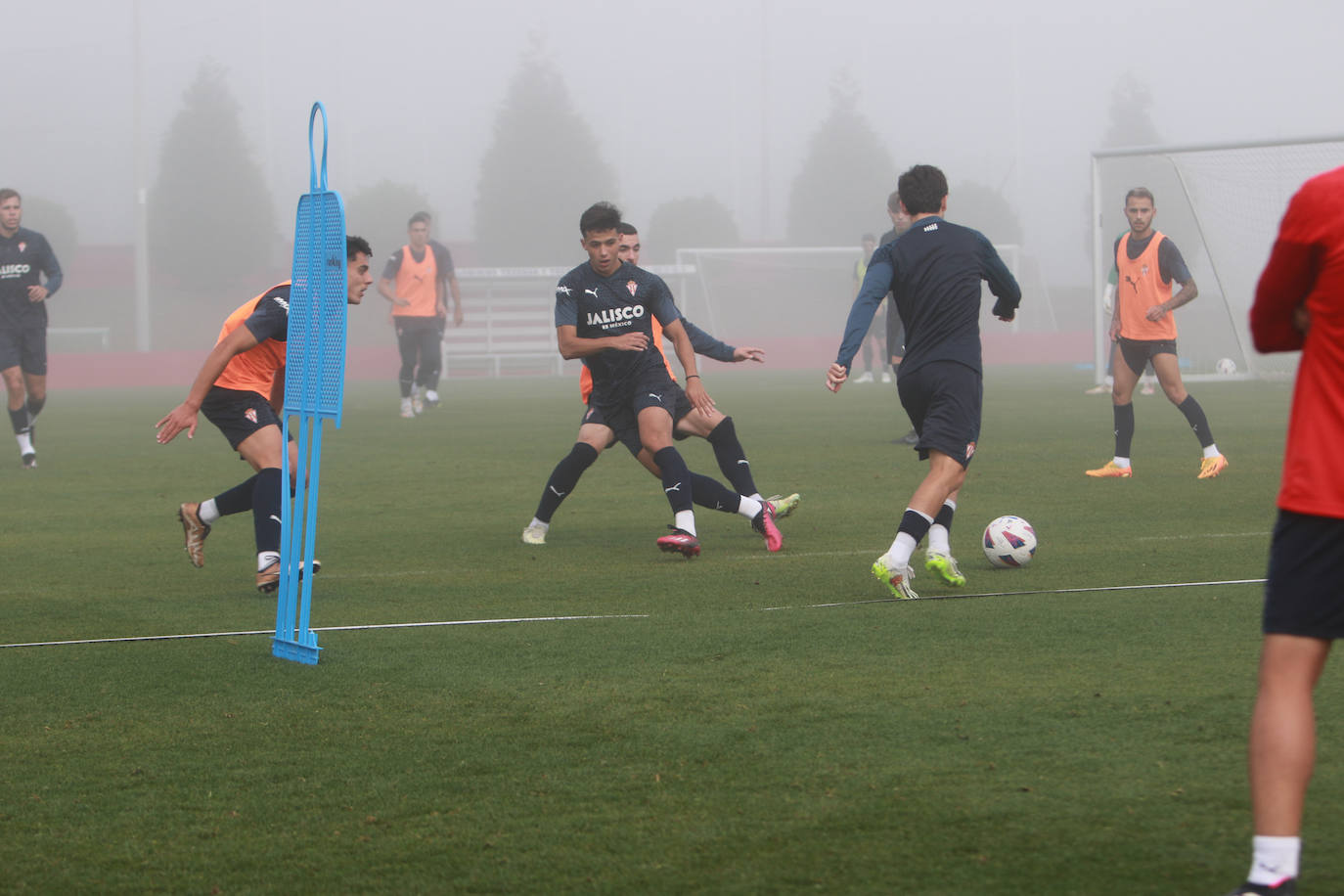 La niebla, protagonista del entrenamiento del Sporting