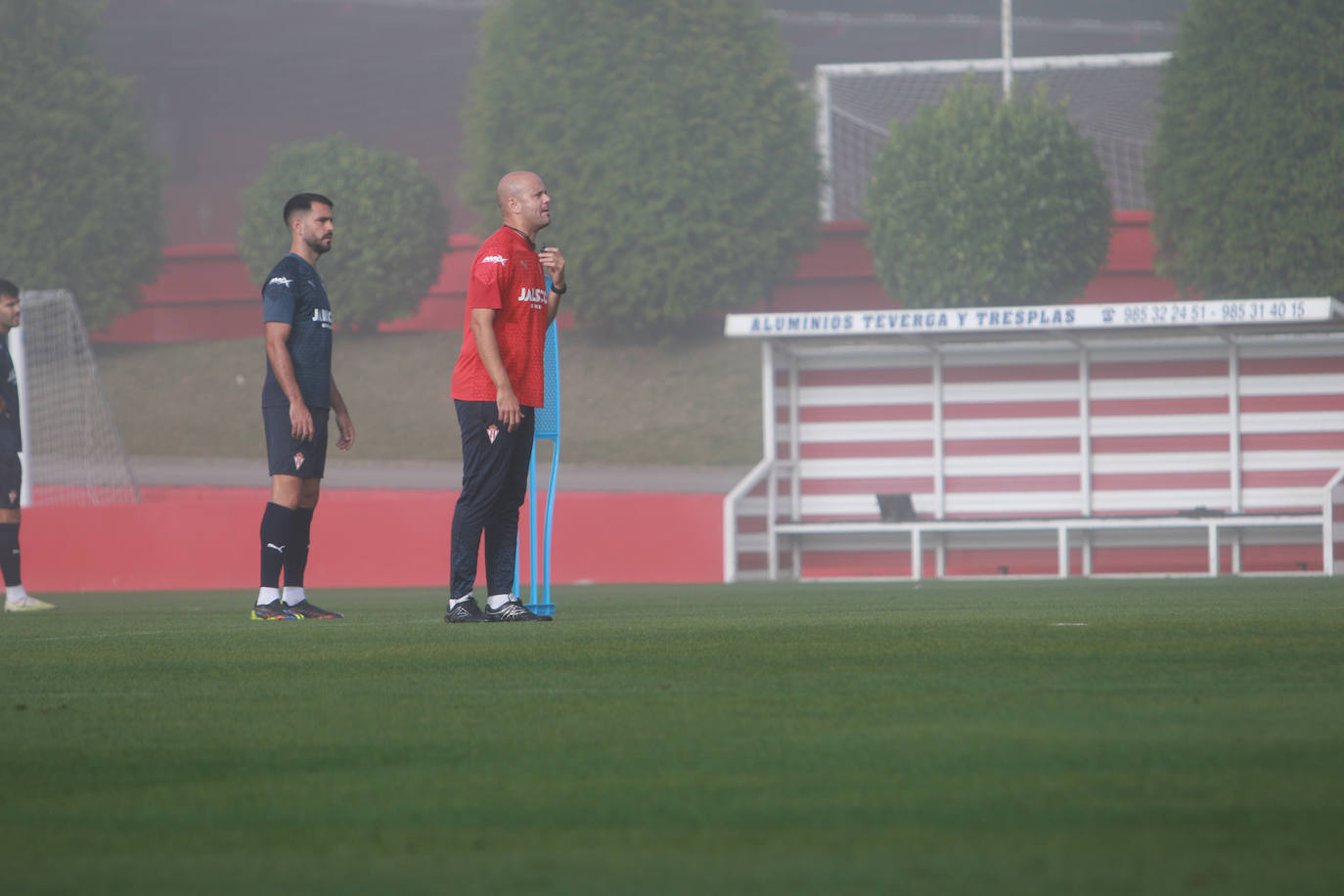La niebla, protagonista del entrenamiento del Sporting
