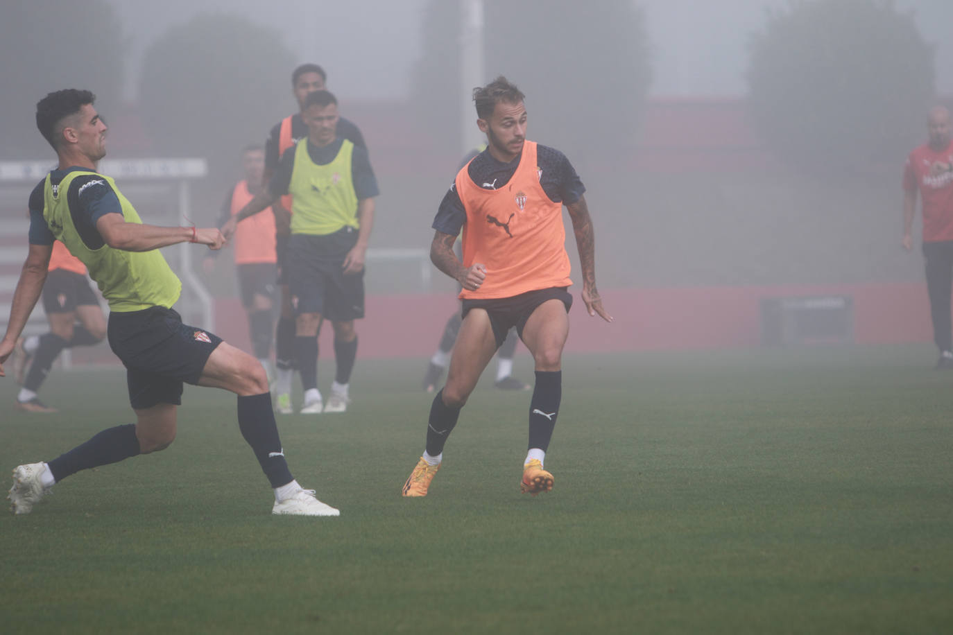 La niebla, protagonista del entrenamiento del Sporting
