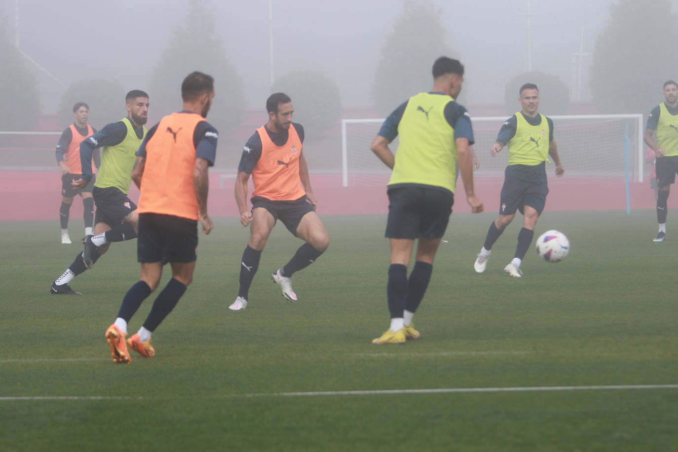 La niebla, protagonista del entrenamiento del Sporting