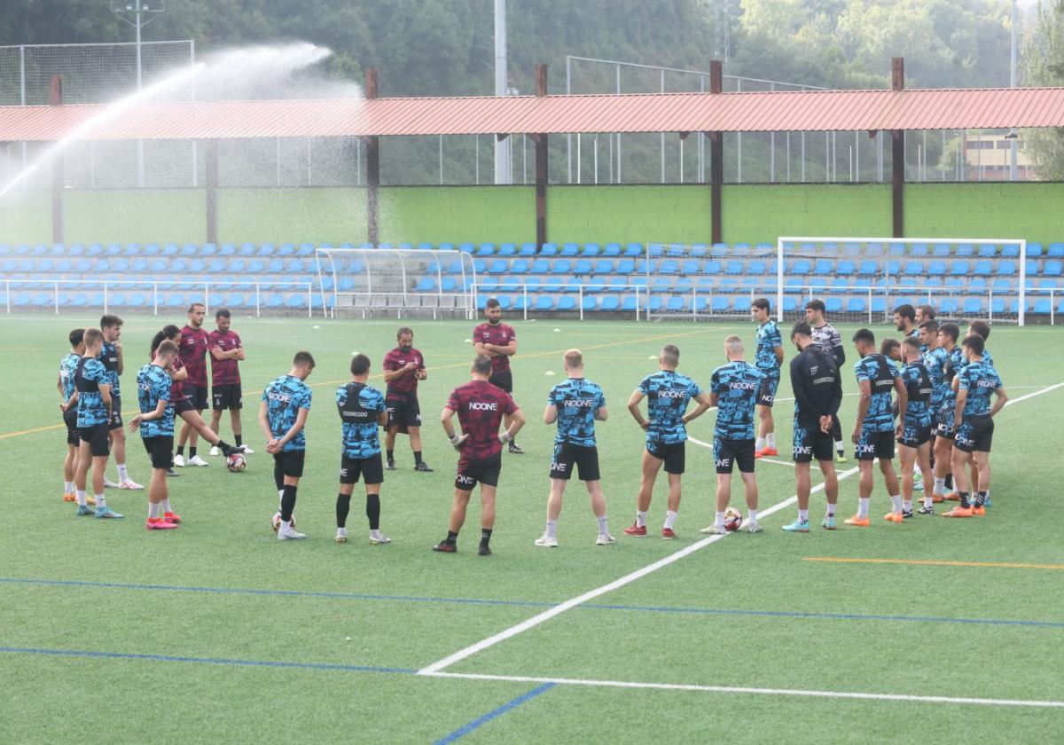 Emilio Cañedo en la charla con sus futbolistas en la preparación del partido de rivalidad frente al Langreo.