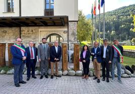 Ilario Sabbadini, 'sindaco' de Corteno Golgi; Florentino Aguas, alcalde de Petilla; Óscar Pérez, regidor de Valdés; Simón Guardado, exalcalde de Valdés; Luciana Schiavarelli, cónsul honoraria de Italia en Pamplona; y representantes de la administración regional de Lombardía.