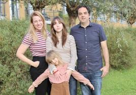 Marije, Silke y Leyre junto a Jorge Solla.