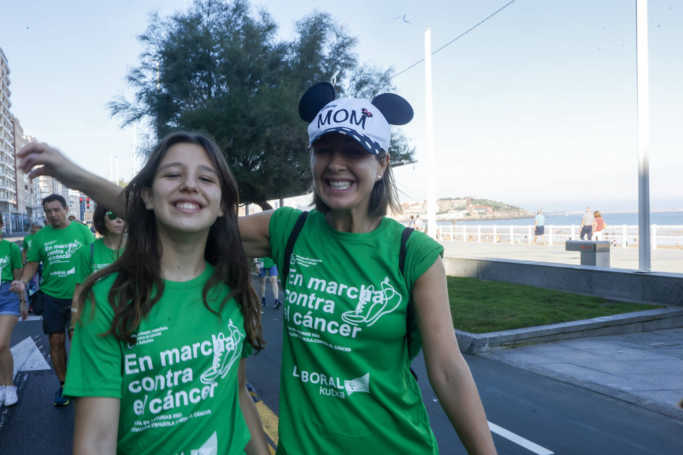 Solidaridad y caminata en Gijón en la lucha contra el cáncer