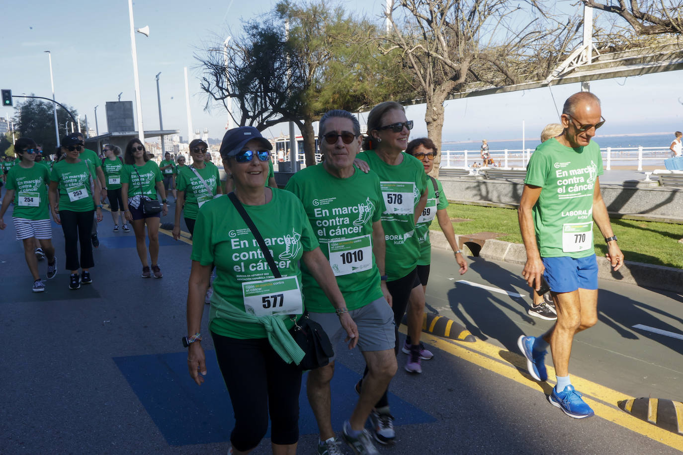 Solidaridad y caminata en Gijón en la lucha contra el cáncer