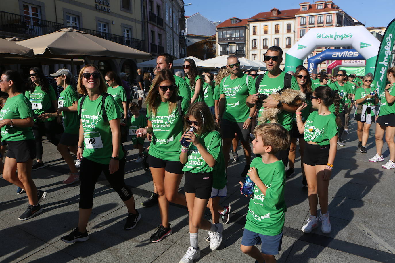 Avilés se tiñe de verde con cientos de personas &#039;en marcha&#039; contra el cáncer