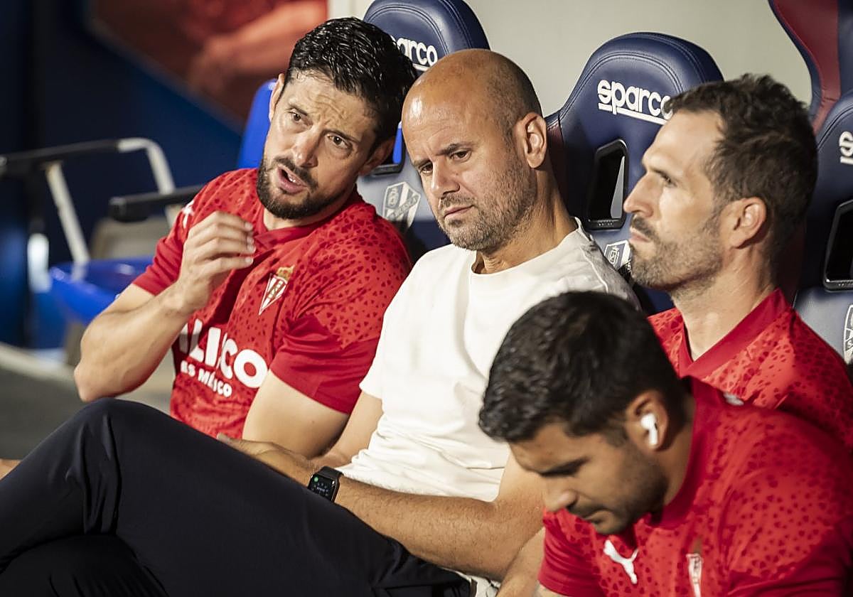 El preparador físico Cristóbal Fuentes, Miguel Ángel Ramírez, Endika Gabiña y Luis Piedrahita, ayer, en el banquillo de El Alcoraz.