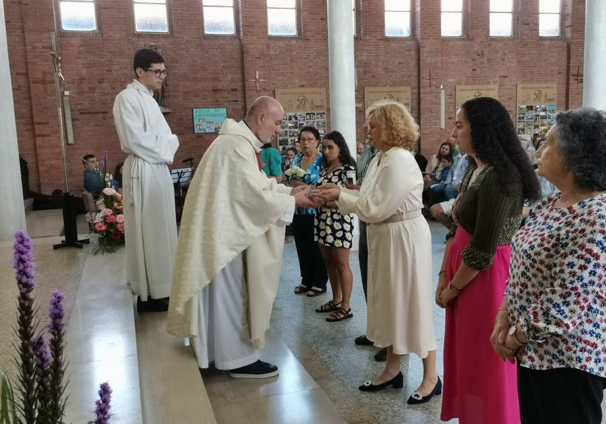 El sacerdote José Julio Velasco en un momento de la misa en la iglesia de Posada de Llanera.