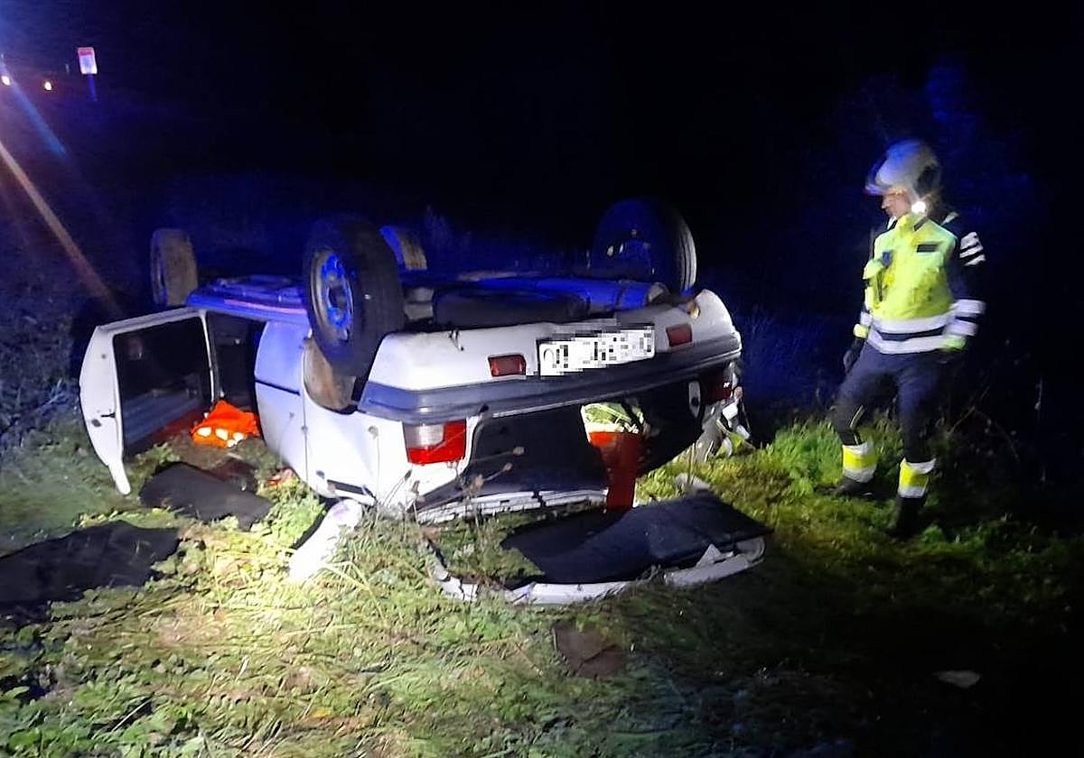 Heridas cuatro personas tras salirse de la vía y caer por un desnivel de cinco metros en la AS-15