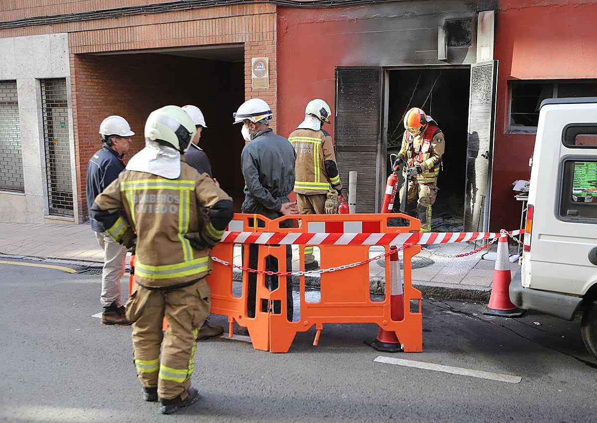 Imagen secundaria 1 - Arden dos transformadores en Ciudad Naranco y dejan sin luz a los vecinos