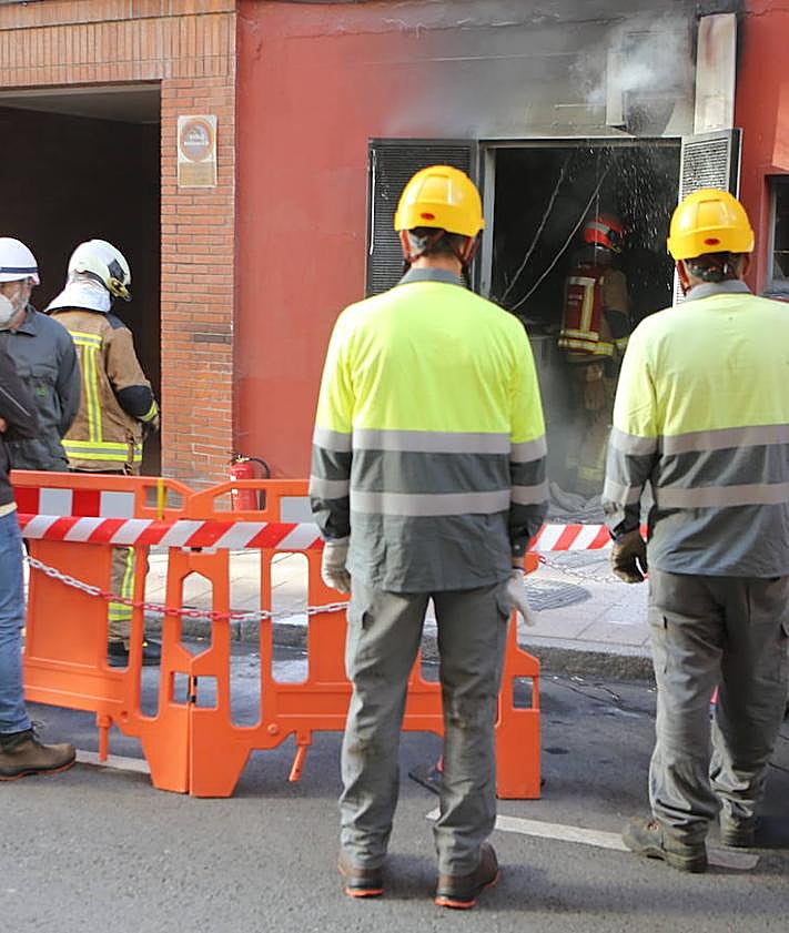 Imagen secundaria 2 - Arden dos transformadores en Ciudad Naranco y dejan sin luz a los vecinos